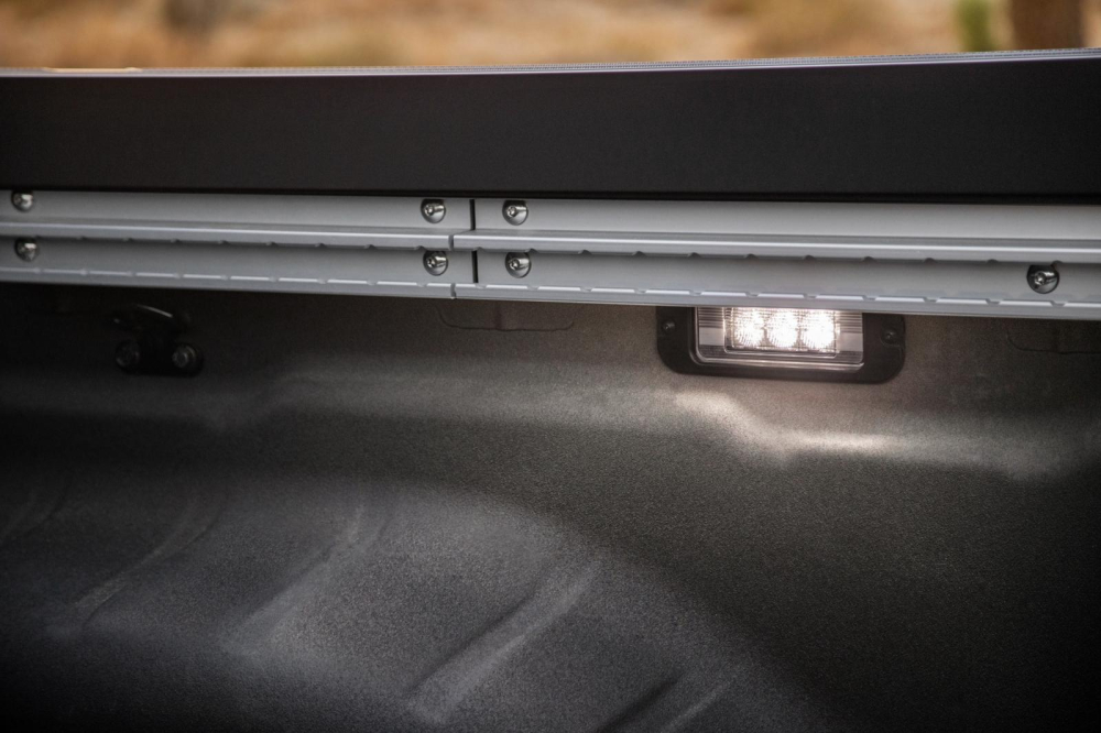 Đ&egrave;n trong th&ugrave;ng sau của Nissan Frontier 2022