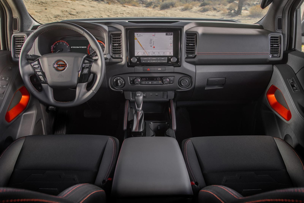 Nội thất của Nissan Frontier 2022 tiện dụng với nhiều ngăn đựng đồ