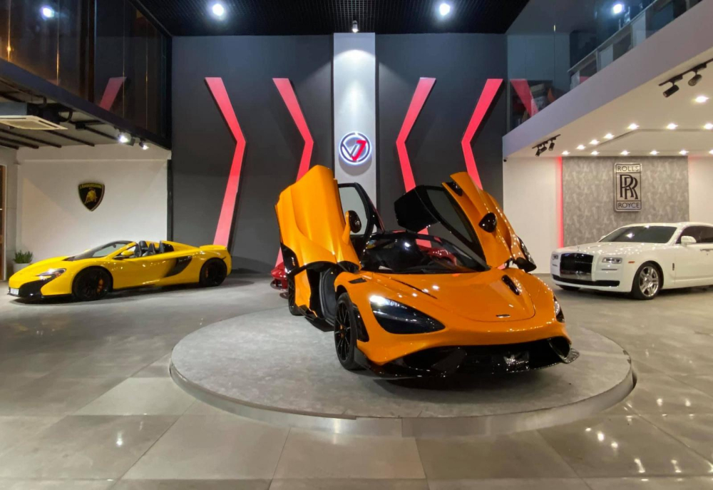 H&igrave;nh ảnh chiếc si&ecirc;u xe McLaren 765LT nằm trong showroom si&ecirc;u xe ở quận 7