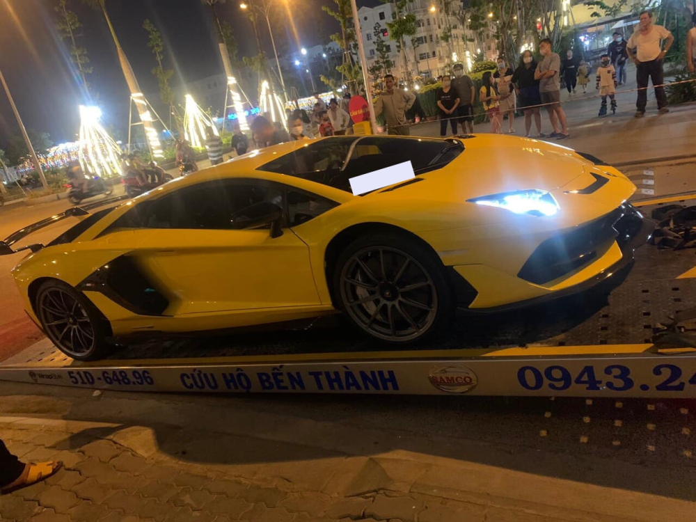 Chiếc siêu xe Lamborghini Aventador SVJ LP770-4 lên xe chuyên dụng ở quận Gò Vấp vào đêm tối Chiếc siêu xe Lamborghini Aventador SVJ LP770-4 lên xe chuyên dụng ở quận Gò Vấp vào đêm tối