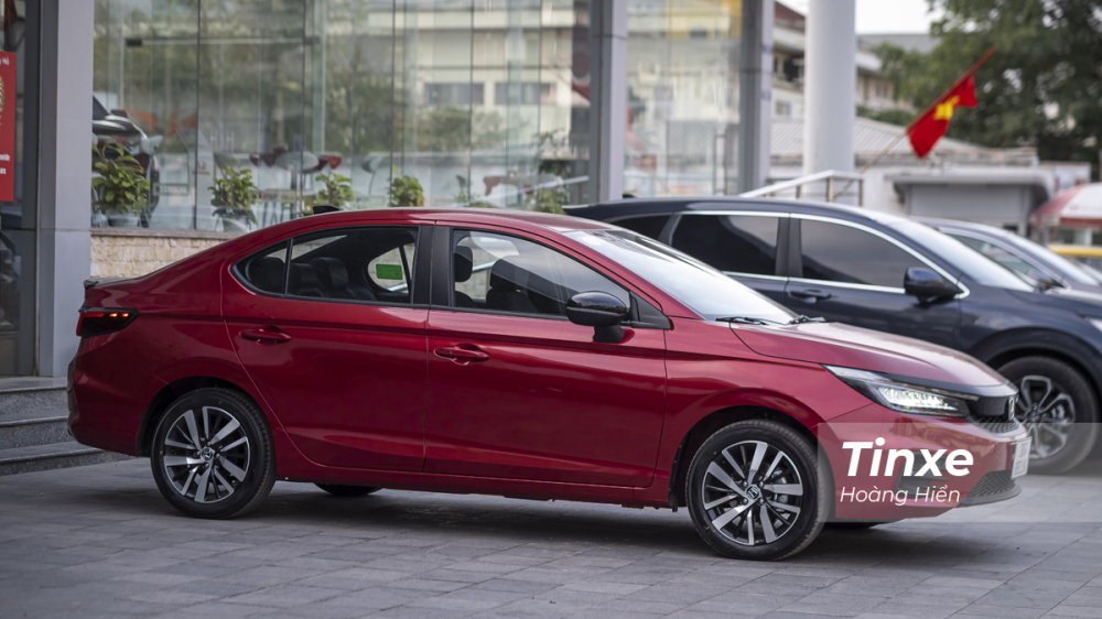 Honda City 2021 có sự tăng nhẹ về chiều rộng, chiều dài và giảm nhẹ về chiều cao khiến mẫu xe có phần trường dáng và cân đối hơn.