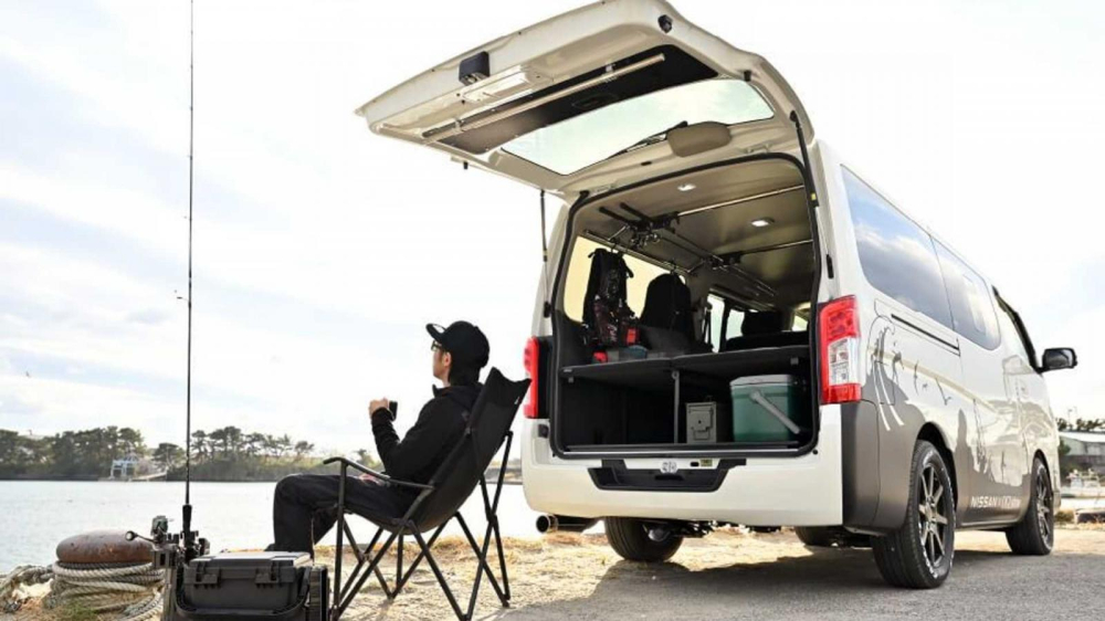 Nissan NV350 Caravan ES Mobility Concept được hình dung là chiếc xe phù hợp ba mục đích: cắm trại, câu cá và lướt sóng.