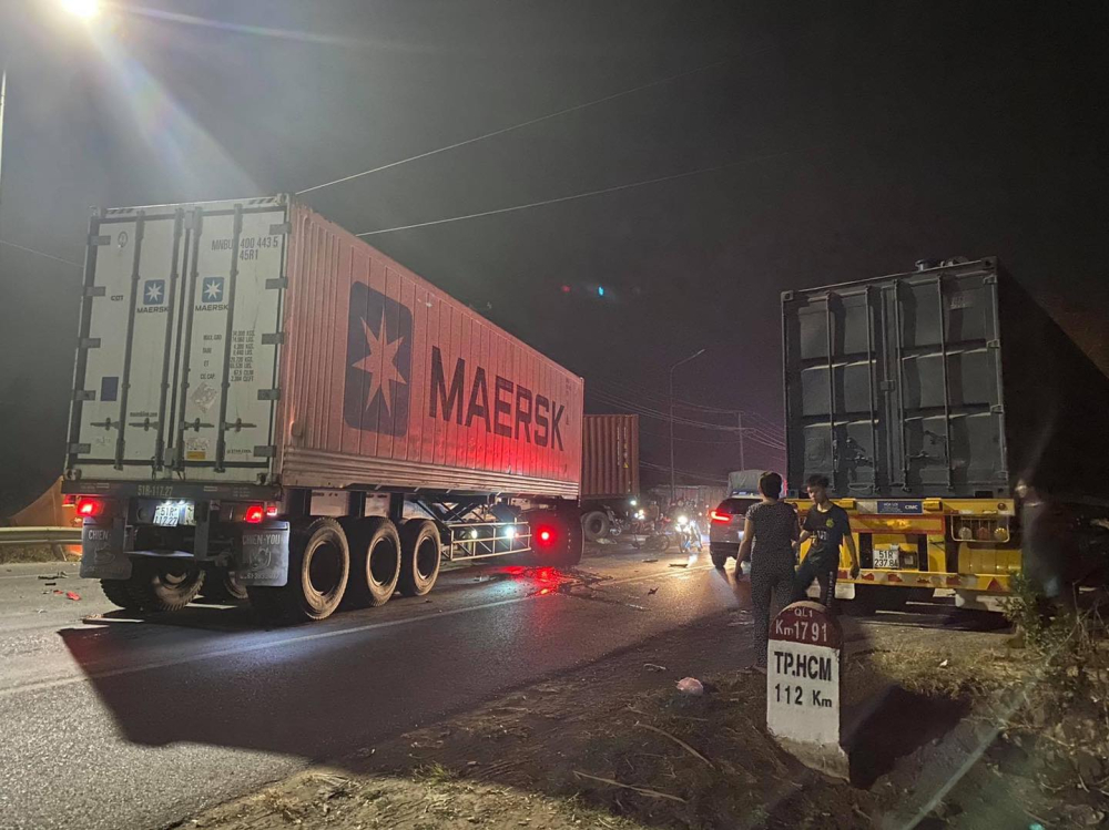 Cả 2 chiếc xe container đều bị hư hỏng sau vụ tai nạn li&ecirc;n ho&agrave;n