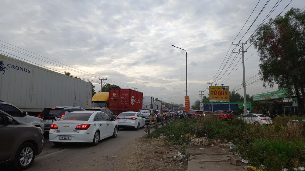 Quốc lộ 1, đoạn qua x&atilde; Xu&acirc;n T&acirc;m, &ugrave;n tắc giao th&ocirc;ng đến tận chiều c&ugrave;ng ng&agrave;y