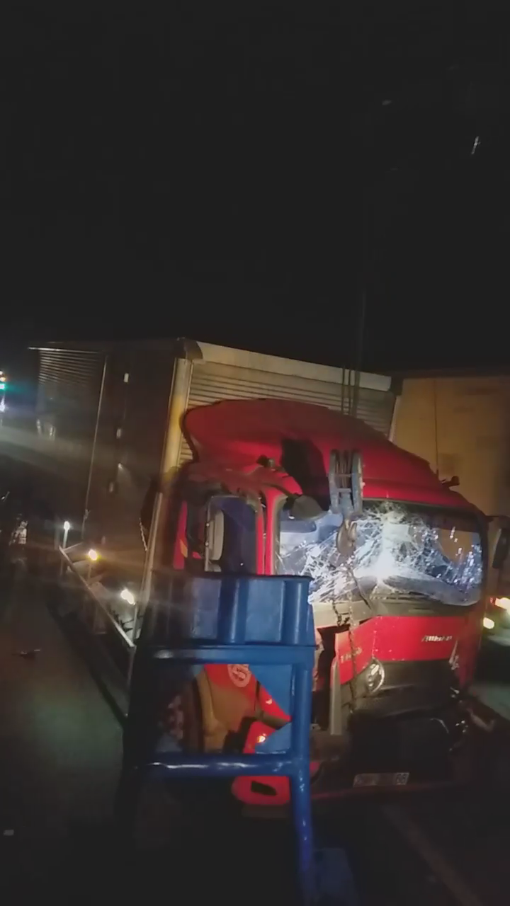 Chiếc ô tô tải 29H-360.66 tại hiện trường vụ tai nạn
