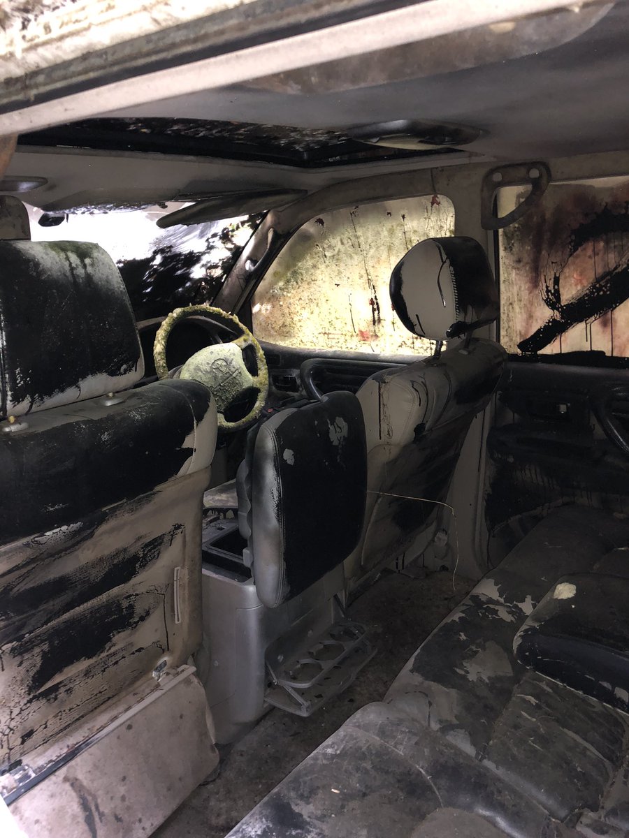 Mọi người có thể mở cửa để xem nội thất bên trong chiếc Toyota Land Cruiser Cygnus Mọi người có thể mở cửa để xem nội thất bên trong chiếc Toyota Land Cruiser Cygnus