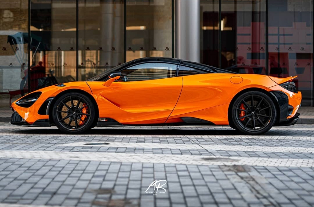 Xe sở hữu màu cam McLaren Orange cùng các chi tiết sơn đen và carbon