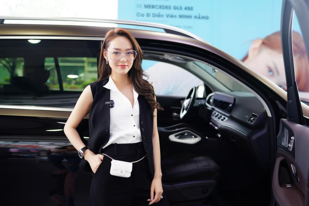 Minh Hằng cá tính trong lễ bàn giao xe Mercedes-Benz GLS 450 2021 Minh Hằng cá tính trong lễ bàn giao xe Mercedes-Benz GLS 450 2021