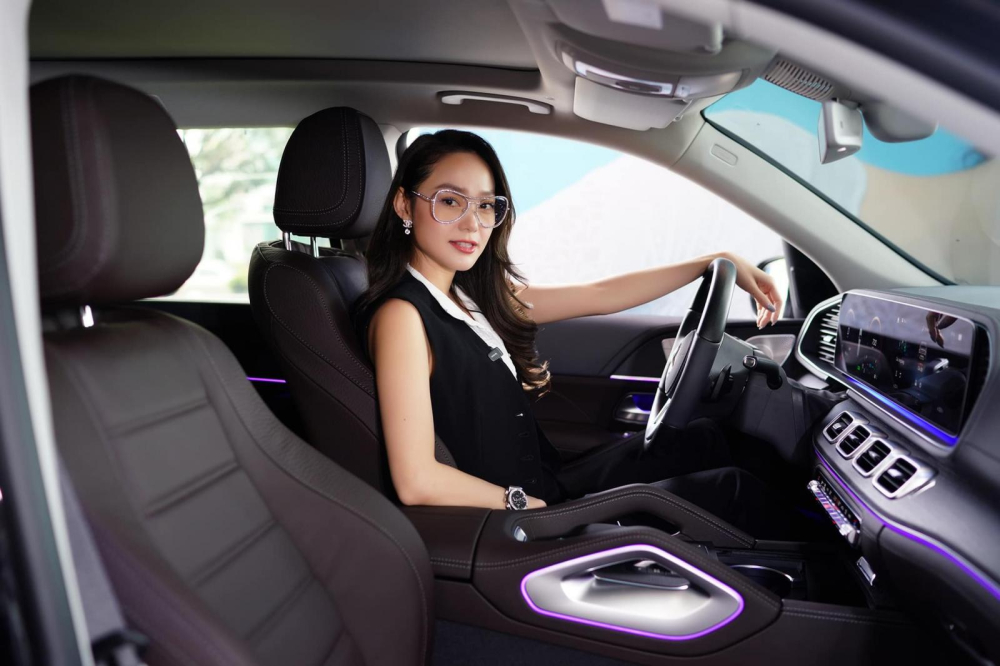 Minh Hằng trong khoang lái Mercedes-Benz GLS 450 Minh Hằng trong khoang lái Mercedes-Benz GLS 450