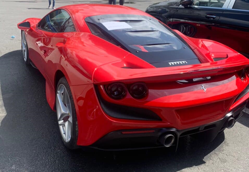 Chiếc si&ecirc;u xe Ferrari F8 Tributo đang tr&ecirc;n đường được cho Nam tiến