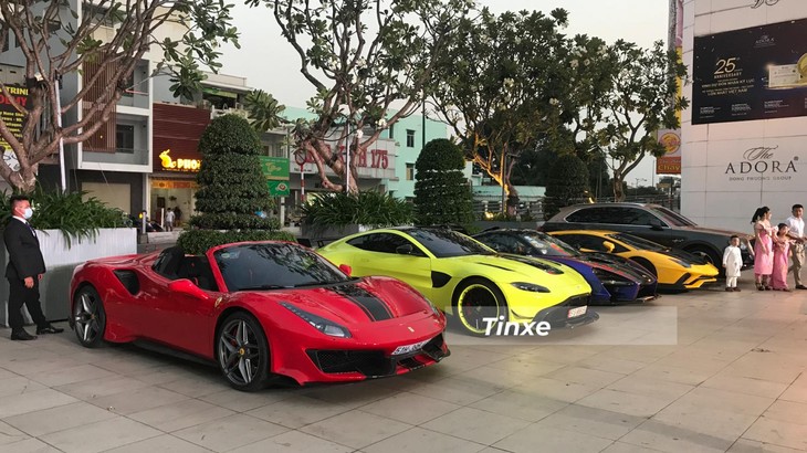 D&agrave;n si&ecirc;u xe hơn 200 tỷ đồng của Ho&agrave;ng Kim Kh&aacute;nh trong một sự kiện diễn ra gần đ&acirc;y