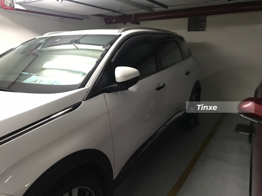 Peugeot 5008 bán ra tại Việt Nam với 2 phiên bản là tiêu chuẩn và cao cấp