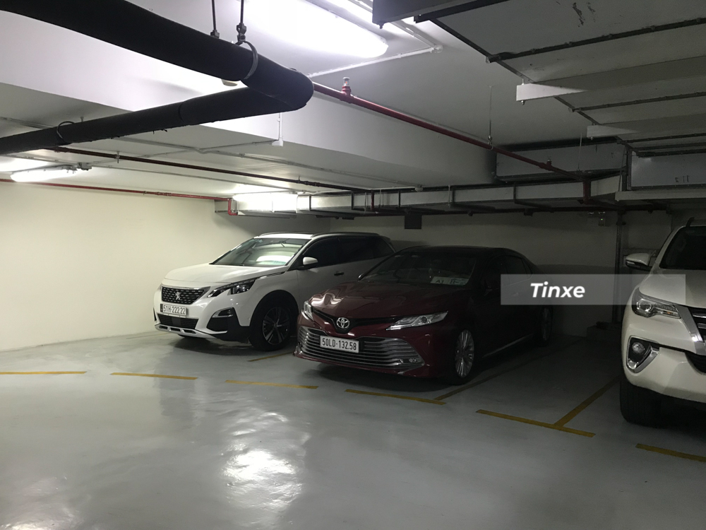 Căn hầm đỗ xe tại một toà nhà ở quận 1, Thành phố Hồ Chí Minh có sự góp mặt của một chiếc xe Peugeot 5008 biển ngũ quý 2