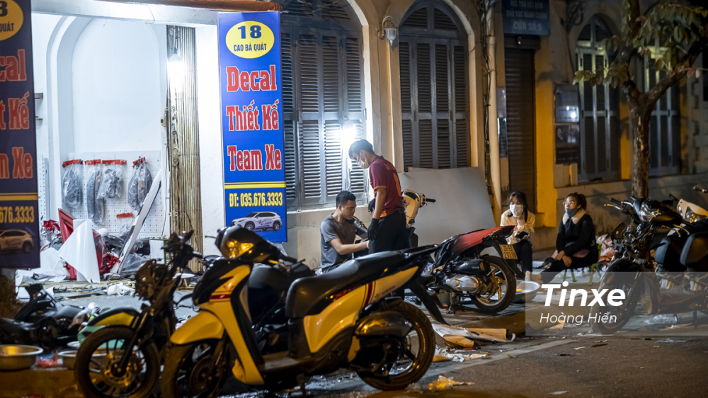 Dán nilon cho xe những ngày cận Tết khiến khách hàng phải chờ đợi lâu hơn do số lượng xe tăng cao.