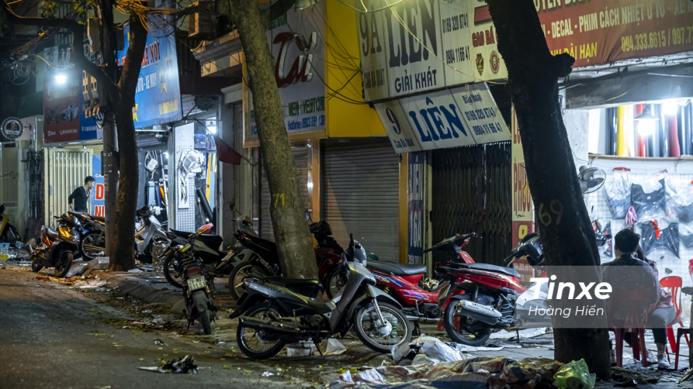 22h30 ngày 26 Âm lịch vẫn có nhiều cửa hàng mở cửa để hoàn thiện nốt xe cho khách,