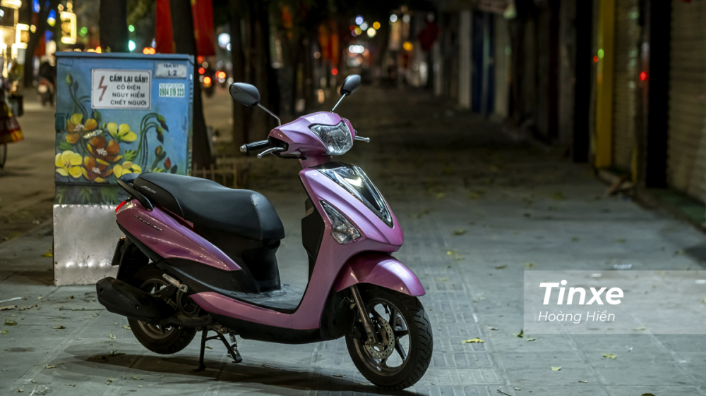 Một chiếc xe máy sau khi đã đợi rắt lâu để hoàn thiện dán lại nilon đổi màu xe.