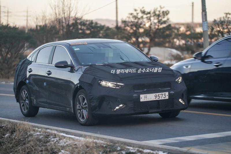 Kia Cerato 2022 chạy tr&ecirc;n đường thử