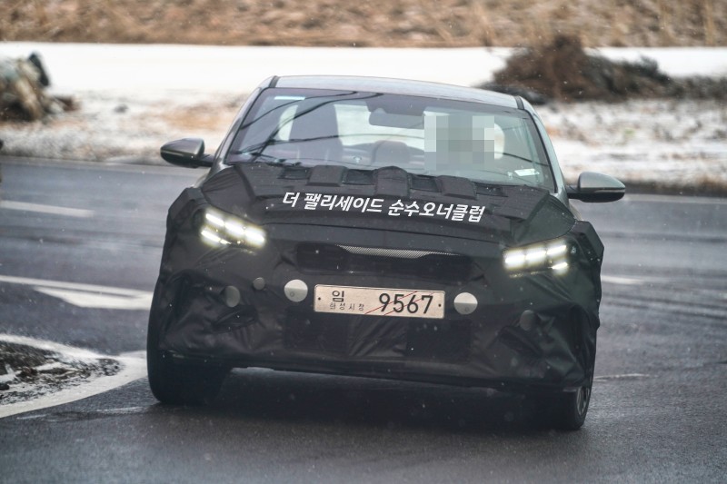 Kia Cerato 2022 được trang bị đ&egrave;n pha mới, t&iacute;ch hợp dải đ&egrave;n LED định vị ban ng&agrave;y