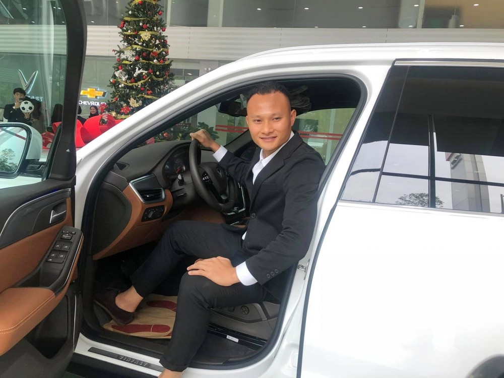 Trước đó, Trọng Hoàng cũng đã sở hữu một chiếc xe VinFast nhưng thuộc dòng SUV là LUX SA2.0