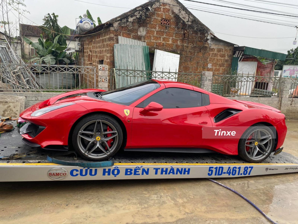 Đ&acirc;y l&agrave; lần hiếm hoi Ho&agrave;ng Kim Kh&aacute;nh mang si&ecirc;u xe về qu&ecirc; vợ để chơi Tết