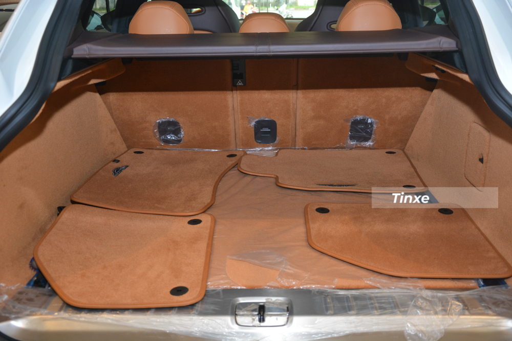 Cận cảnh khoang hành lý trên Aston Martin DBX