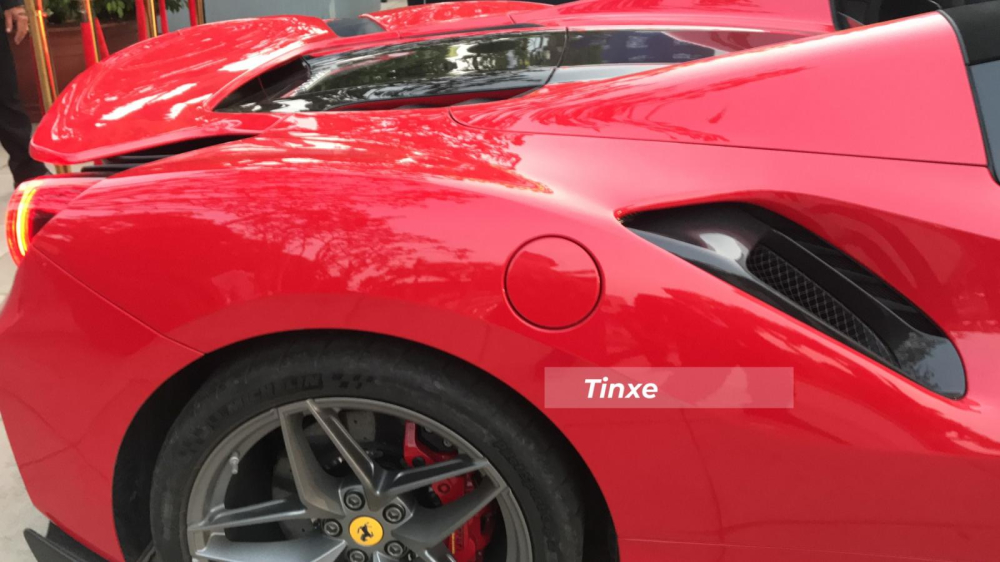 Ferrari 488 Pista Spider c&oacute; c&ocirc;ng suất 720 m&atilde; lực, tương đương Ferrari F8 Spider