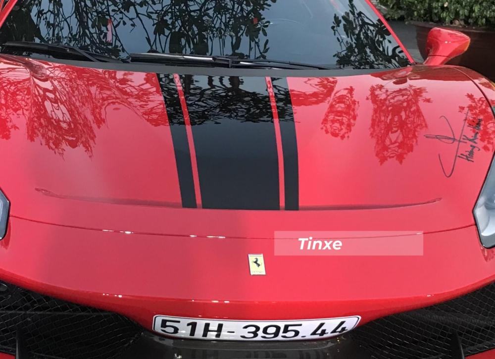 Ferrari 488 Pista Spider của Ho&agrave;ng Kim Kh&aacute;nh c&oacute; sọc m&agrave;u đen tạo điểm nhấn