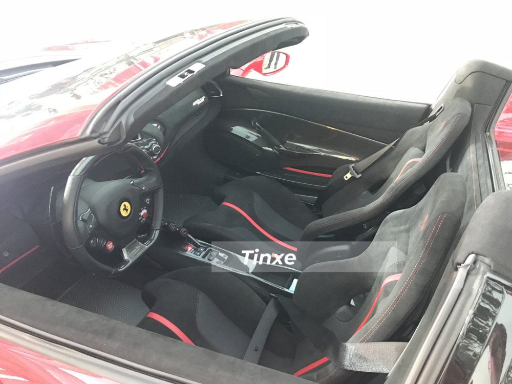 To&agrave;n cảnh khoang l&aacute;i si&ecirc;u xe mui trần Ferrari 488 Pista Spider của Ho&agrave;ng Kim Kh&aacute;nh