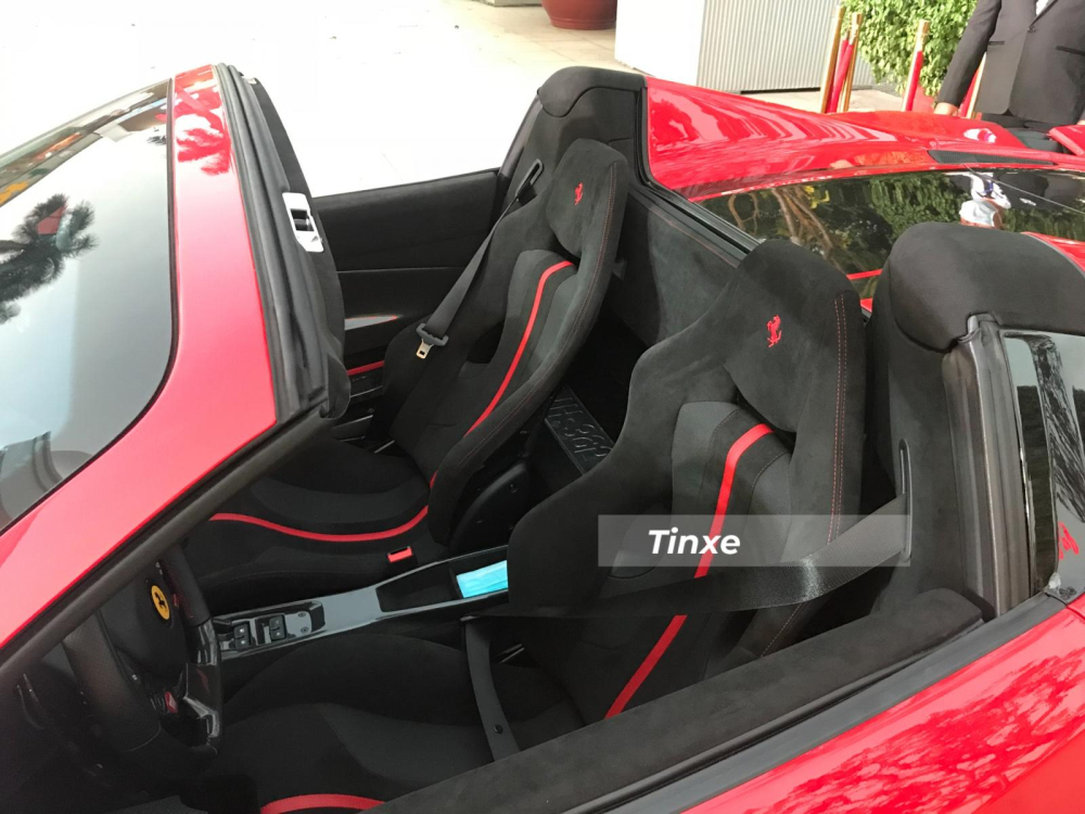 Ghế bọc da Alcantara c&ugrave;ng sọc đỏ tạo điểm nhấn