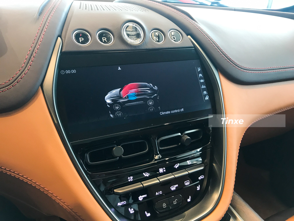 Cụm bảng điều khiển trung tâm của Aston Martin DBX bao gồm nút đề, các chế độ chạy, màn hình giải trí và hàng loạt nút bấm với nhiều chức năng khác nhau