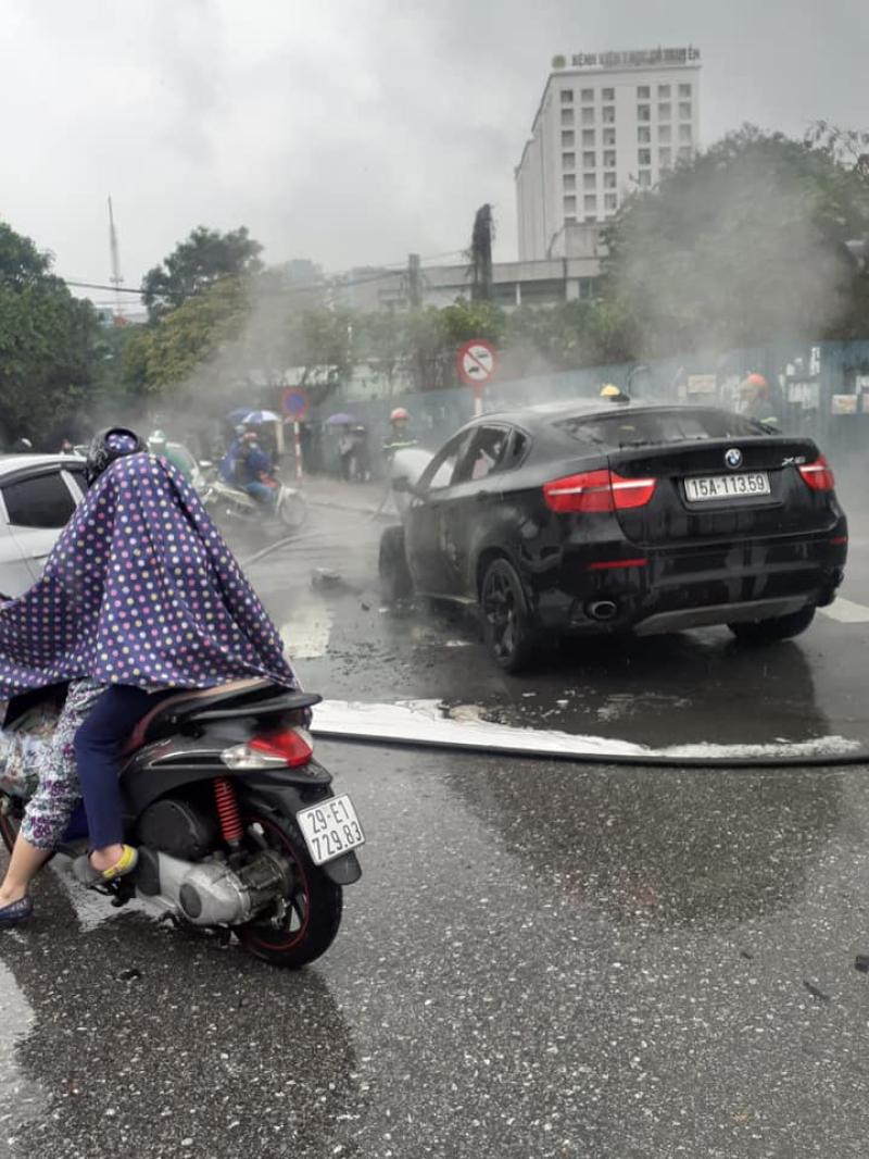 Phần đuôi xe của chiếc BMW X6 bị hỏng ít hơn