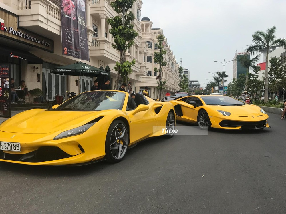 Cặp đ&ocirc;i si&ecirc;u xe m&agrave;u v&agrave;ng Ferrari F8 Spider v&agrave; Lamborghini Aventador SVJ của doanh nh&acirc;n quận G&ograve; Vấp