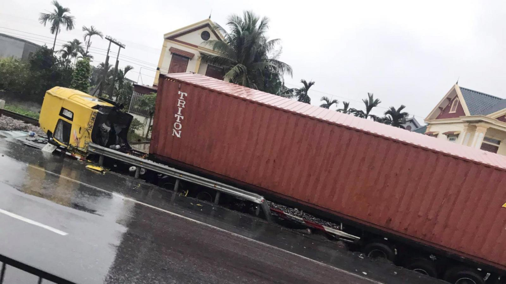 Phần cabin xe container gãy gập về trước