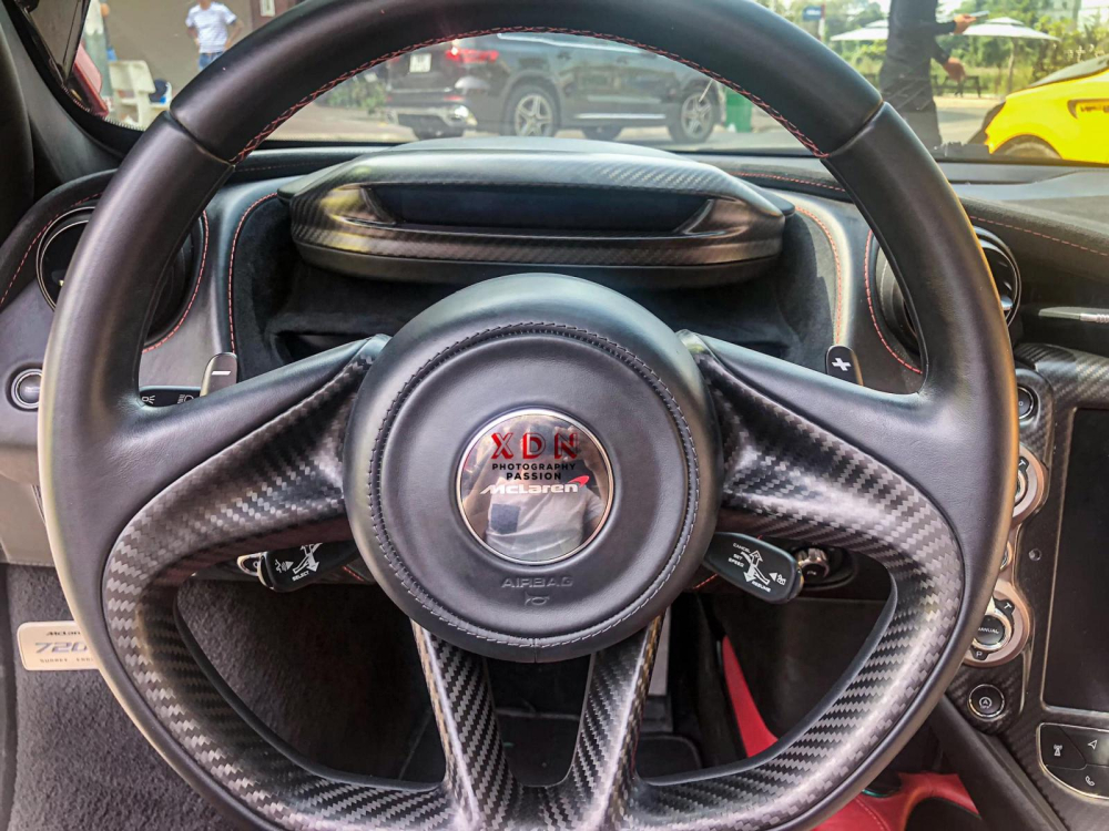 Vô lăng siêu xe McLaren 720S mới về Đồng Nai