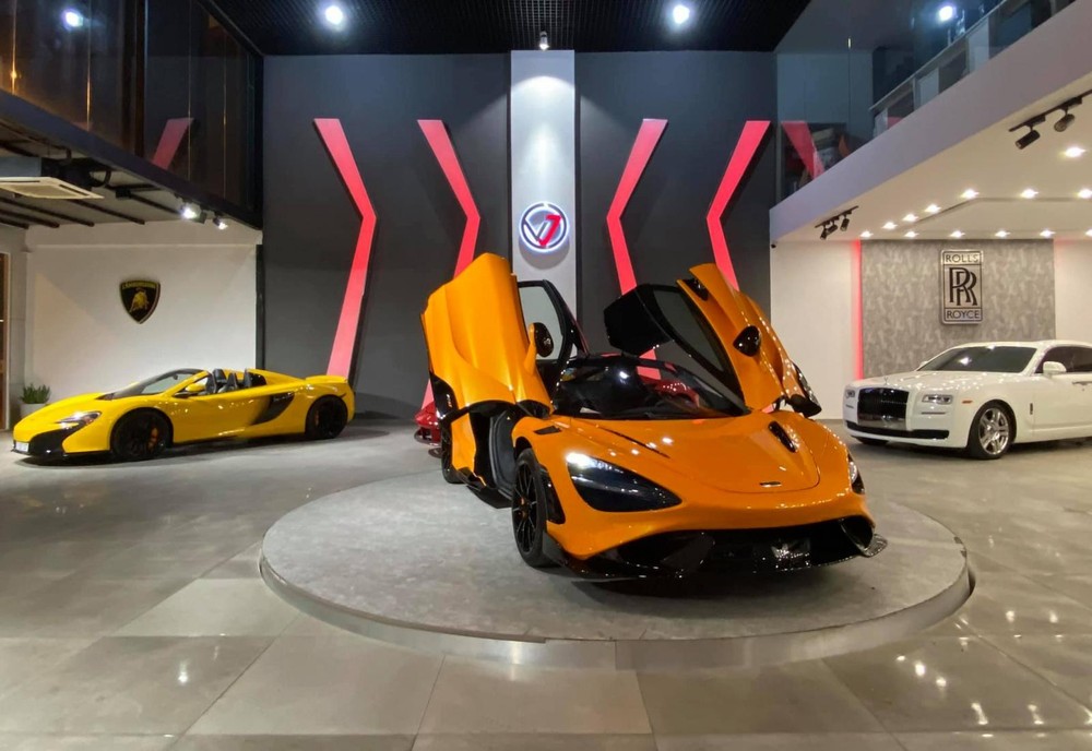 H&igrave;nh ảnh chiếc si&ecirc;u xe McLaren 765LT nằm trong showroom si&ecirc;u xe ở quận 7