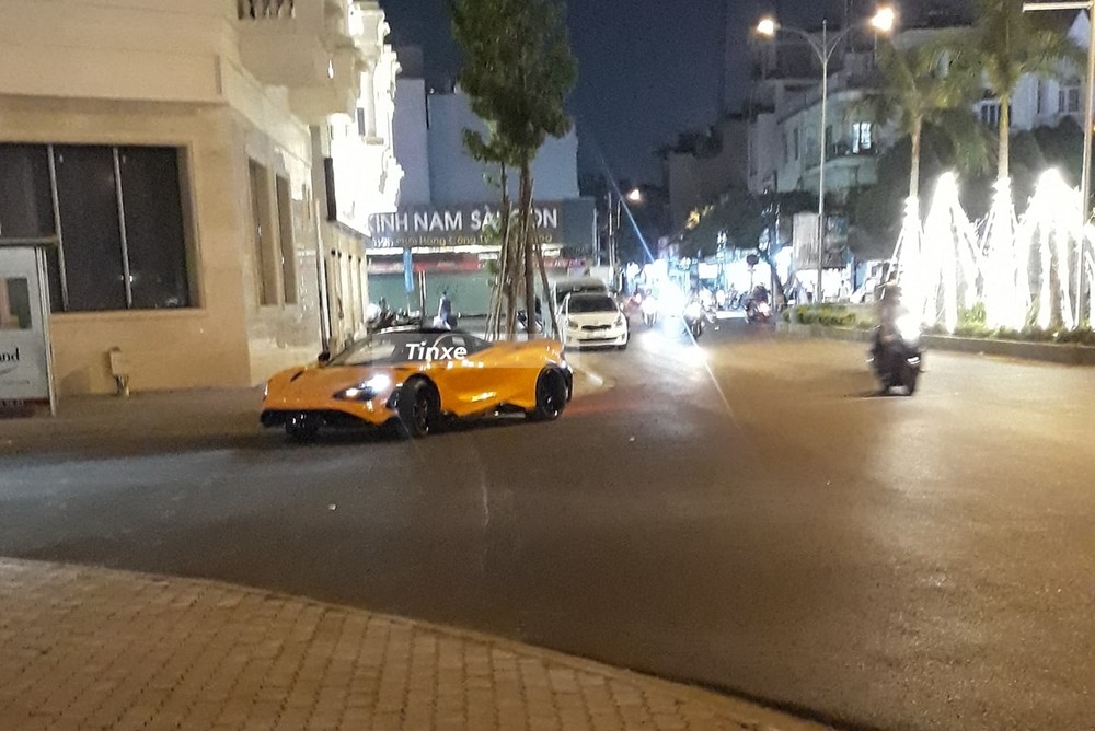 Khoảnh khắc người đi đường v&ocirc; t&igrave;nh chụp lại chiếc si&ecirc;u xe McLaren 765LT ở quận G&ograve; Vấp khi được đơn vị nhập khẩu mang qua quận 7 b&agrave;n giao cho một doanh nh&acirc;n sinh sống ở đ&acirc;y