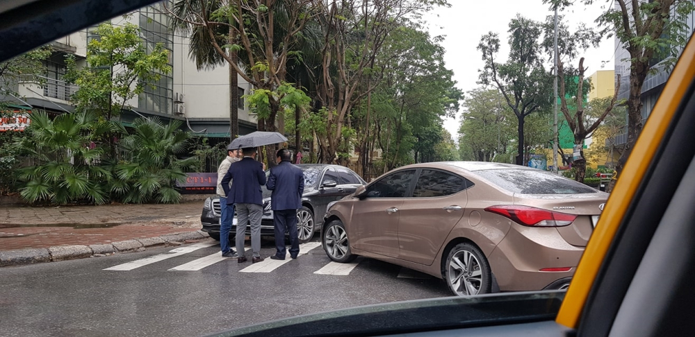 Hiện trường vụ va chạm giao th&ocirc;ng giữa sedan hạng sang Mercedes-Benz S450 với sedan hạng C Hyundai Elantra