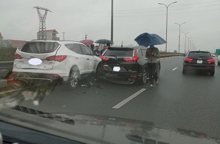 Phía trước là Hyundai SantaFe và Honda CR-V tông nhau