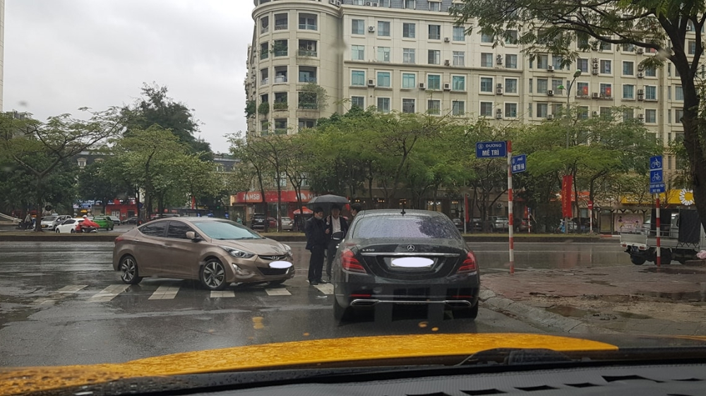 Hậu quả l&agrave;m 2 chiếc xe hư hỏng, ri&ecirc;ng Mercedes-Benz S450 vỡ đ&egrave;n pha với chi ph&iacute; sửa chữa l&ecirc;n đến h&agrave;ng trăm triệu đồng