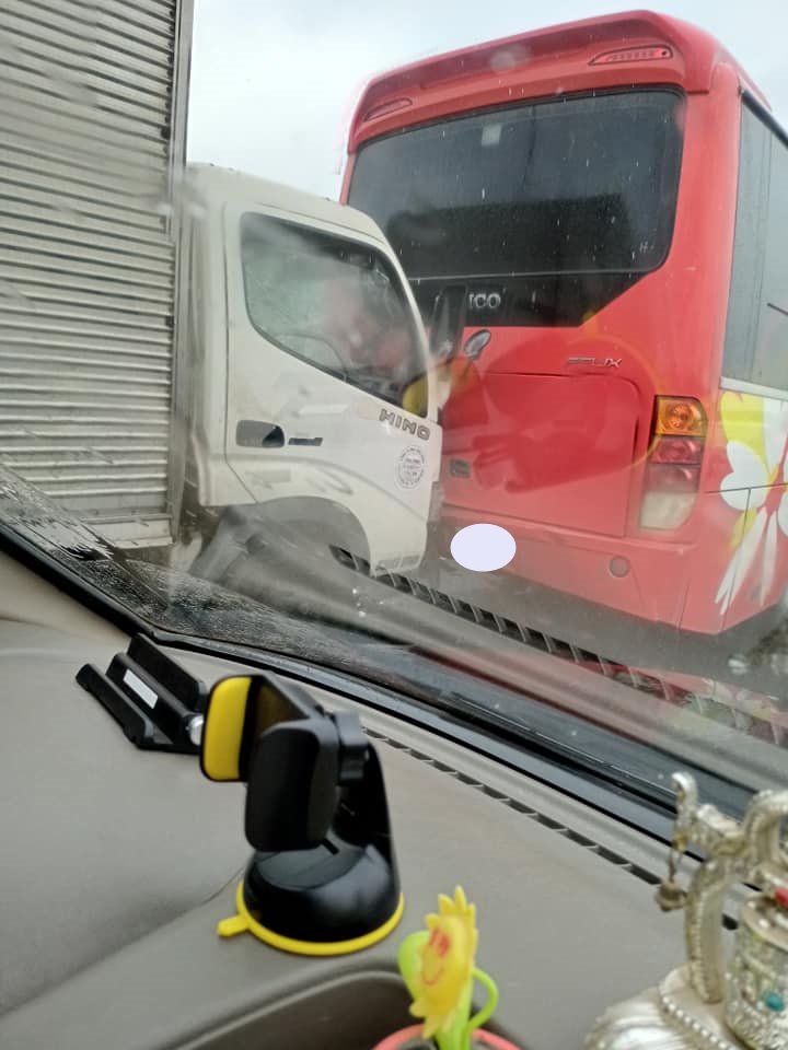Chiếc xe tải tông vào đuôi xe khách