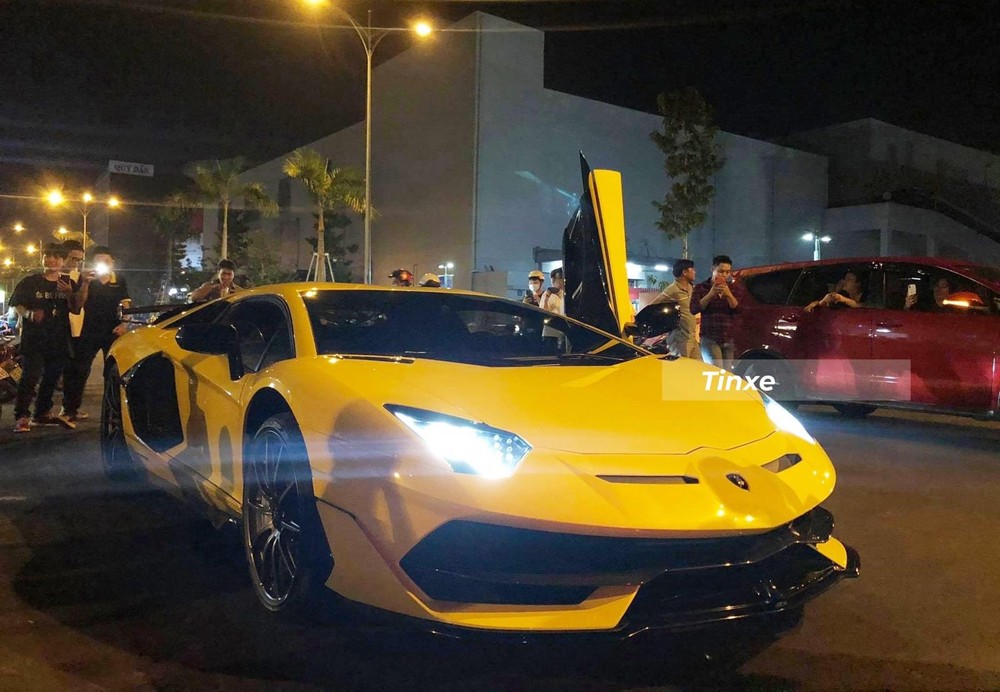 Lamborghini Aventador SVJ l&uacute;c được b&agrave;n giao cho doanh nh&acirc;n quận G&ograve; Vấp
