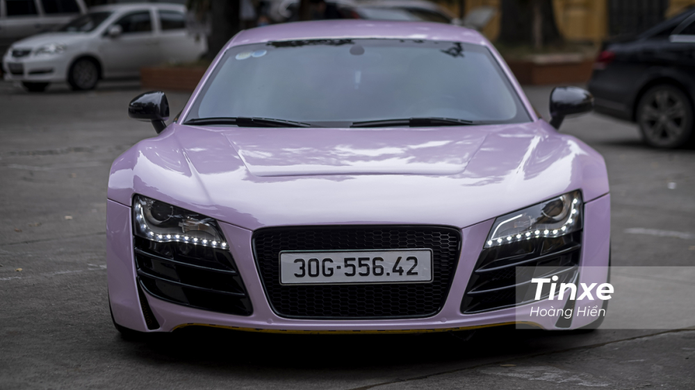 Chiếc Audi R8 m&agrave;u hồng phấn n&agrave;y đ&atilde; được chủ nh&acirc;n trang bị th&ecirc;m g&oacute;i độ Prior Design để tăng th&ecirc;m sự c&aacute; t&iacute;nh.