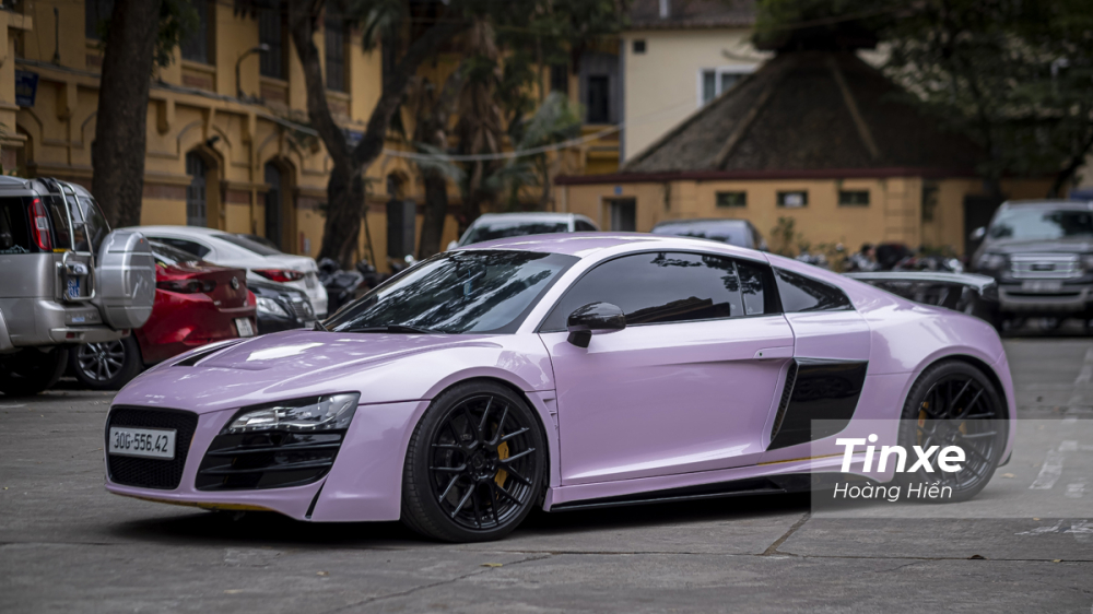 M&agrave;u sơn của chiếc Audi R8 n&agrave;y kh&aacute; th&uacute; vị khi ở ngo&agrave;i trời nắng sẽ c&oacute; m&agrave;u hồng phấn nhạt nhưng khi đi v&agrave;o b&oacute;ng r&acirc;m hoặc chỗ tối sẽ chuyển sang m&agrave;u hồng phấn đậm.