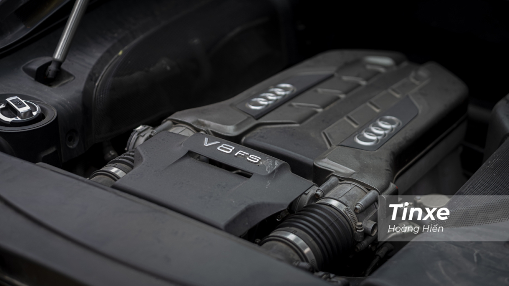 Audi R8 sử dụng khối động cơ V8, dung t&iacute;ch 4.2 l&iacute;t, sản sinh c&ocirc;ng suất cực đại 420 m&atilde; lực v&agrave; m&ocirc; men xoắn đạt mức 430 Nm. R8 chỉ mất 4,6 gi&acirc;y để tăng tốc từ 0-100 Km/h trước khi đạt vận tốc tối đa l&agrave; 301 Km/h.