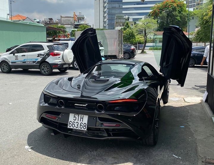 Siêu xe mui trần McLaren 720S Spider của người chơi lan đột biến ở Củ Chi có màu đen