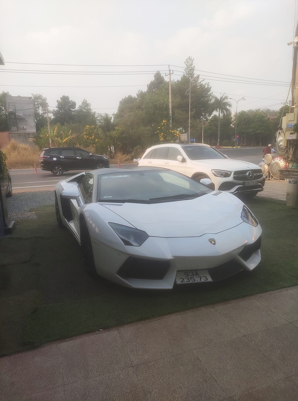 Và siêu xe mui trần Lamborghini Aventador LP700-4