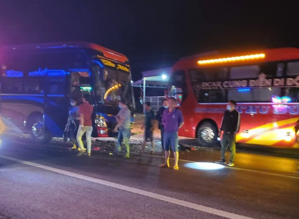 Hiện trường vụ tai nạn giữa 2 xe kh&aacute;ch tr&ecirc;n Quốc lộ 14 v&agrave;o tối qua