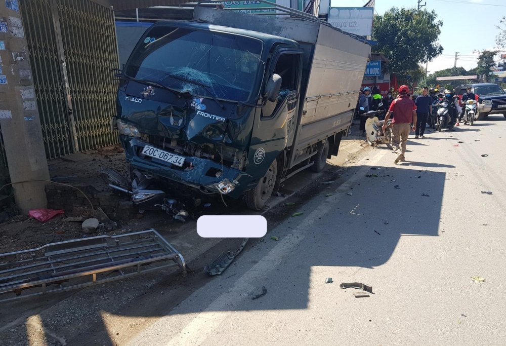 Hiện trường xe tải tông trúng 1 xe tải nhỏ, 1 ô tô Toyota và 2 xe máy ở Thái Nguyên vào trưa 29 Tết