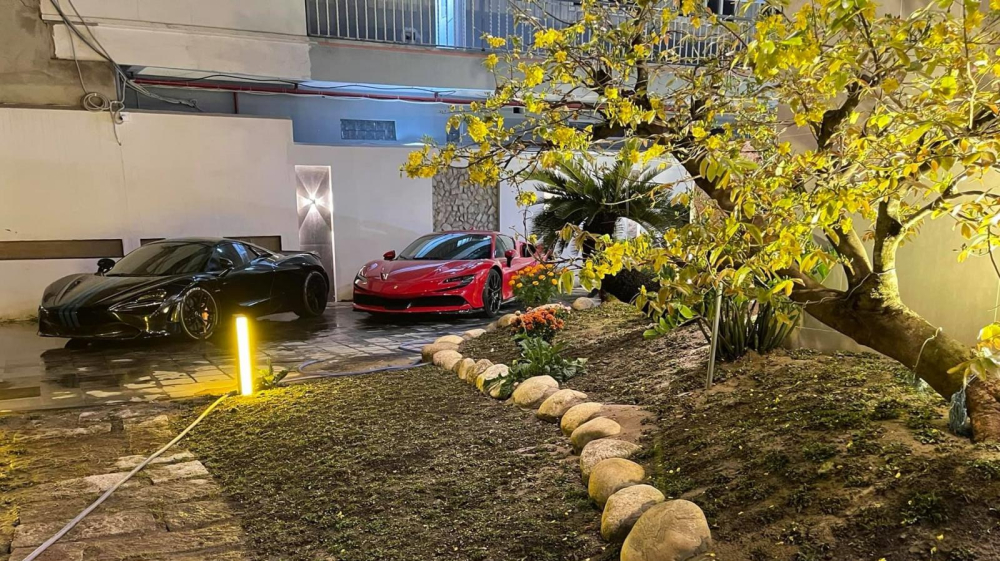 McLaren 720S Spider đã được ra biển trắng với giá lăn bánh trên 23 tỷ đồng, còn siêu xe Ferrari SF90 Stradale chưa có biển số