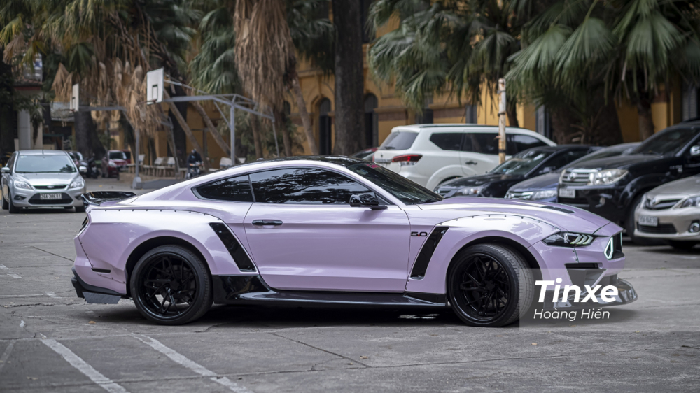 Ford Mustang 5.0 đời 2019 độ widebody kit của Clinched Flares độc nhất Việt Nam bất ngờ xuất hiện với màu hồng phấn phối đen tương phản. Ford Mustang 5.0 đời 2019 độ widebody kit của Clinched Flares độc nhất Việt Nam bất ngờ xuất hiện với màu hồng phấn phối đen tương phản.